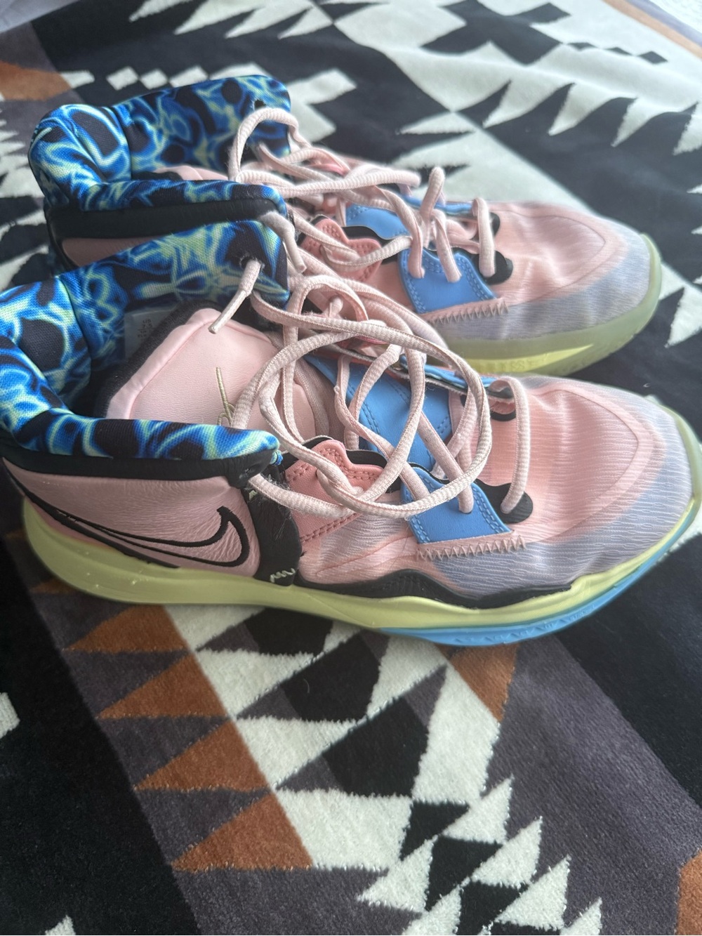 Kyrie Irving Basketball Shoes - Picture 2 of 3